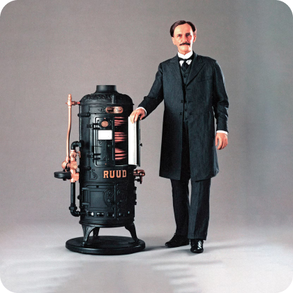 Edwin Ruud un ingeniero mecánico e inventor noruego, que en el año 1889, en los Estados Unidos, inventó el calentador de paso a gas con almacenamiento automático.
